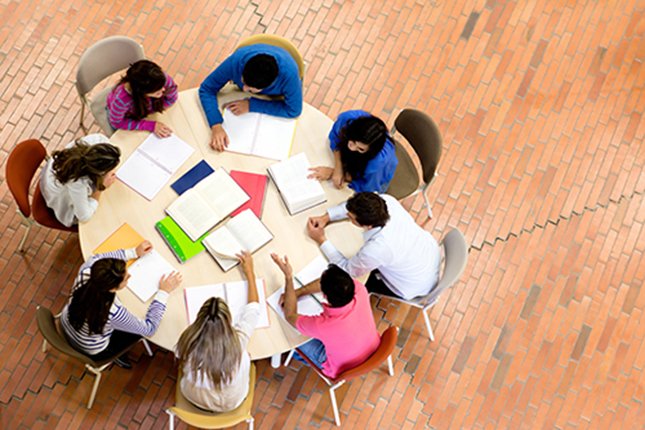 Dans nos écoles, les apprenants s'aident-ils les uns les autres à apprendre<small class="fine d-inline"> </small>?
