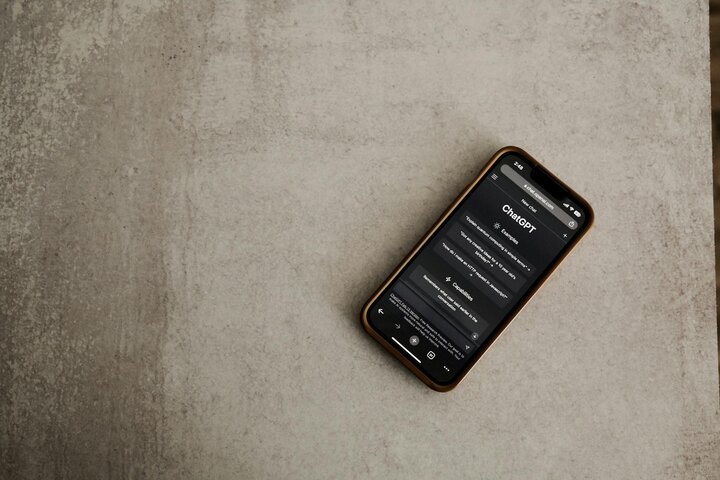 Faut-il changer d'IA<small class="fine d-inline"> </small>? Pourquoi les enseignants gagneraient à rester avec ChatGPT